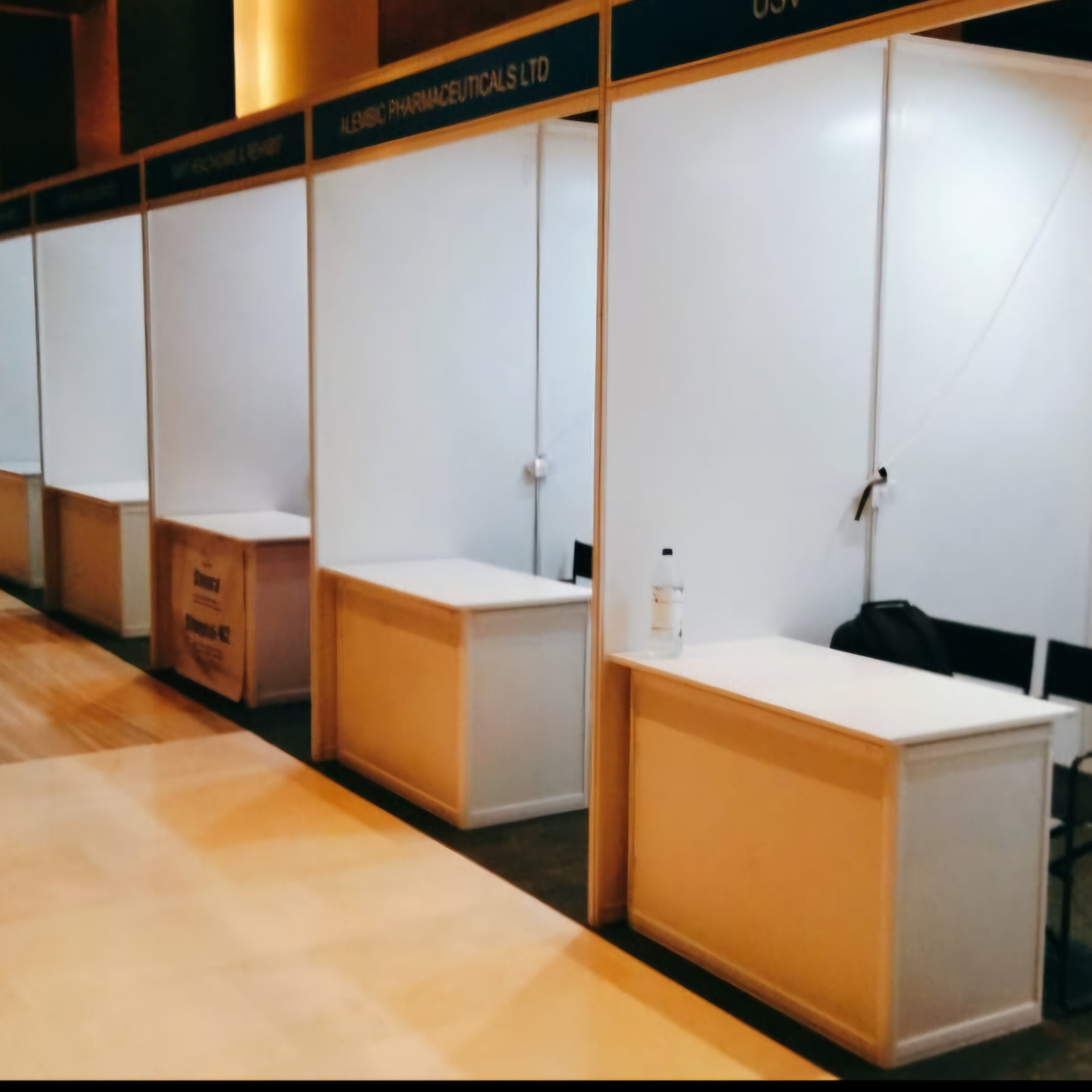 Octonorm 2x2 Stall Cabin Green Room
